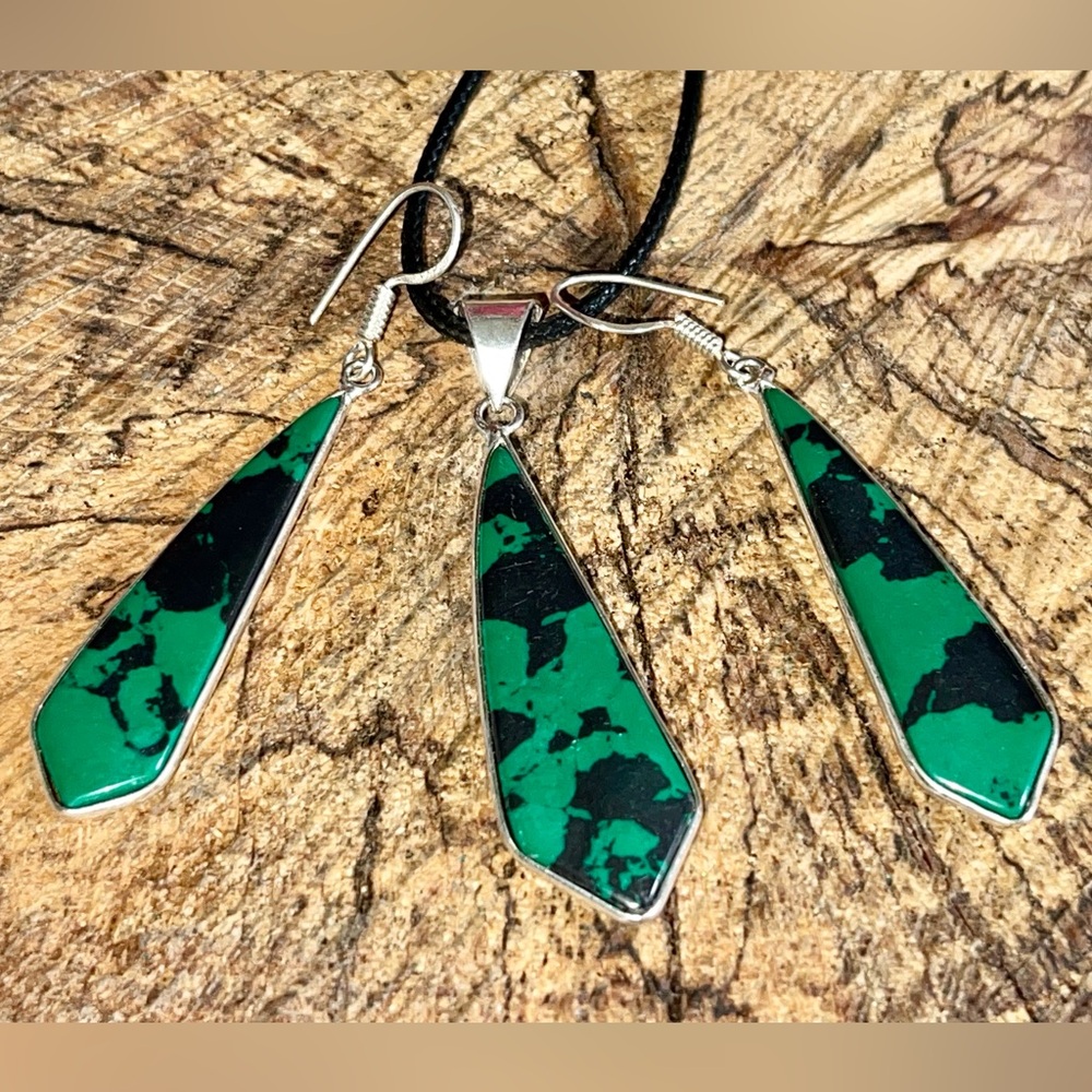 Green Calsilica Pendant & Earrings Set
